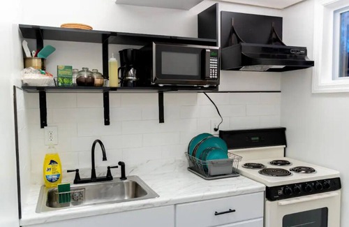 Coram Apartment | JC Entire Apartment remodeled, close to Airport and Ferry
