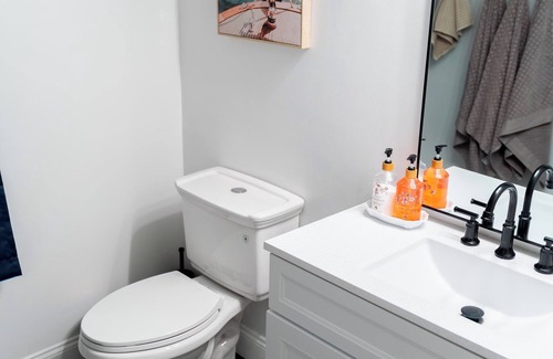 Coram Apartment | JC Entire Apartment remodeled, close to Airport and Ferry