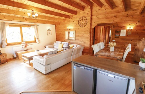 Tattershall Cottage | JEMIMA LODGE, pet friendly, with hot tub in Tattershall