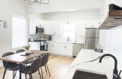 Federal Hill Apartment | Jennifer's Stylish & Modern Broadway Getaway