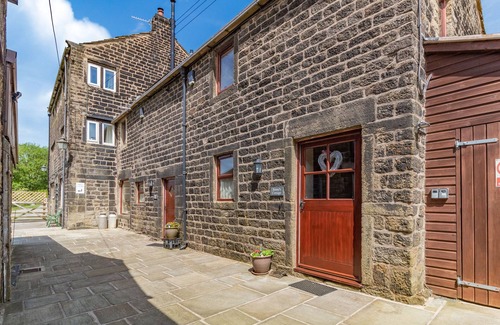 Diggle Cottage | JENNY'S COTTAGE, character holiday cottage, with open fire in Diggle