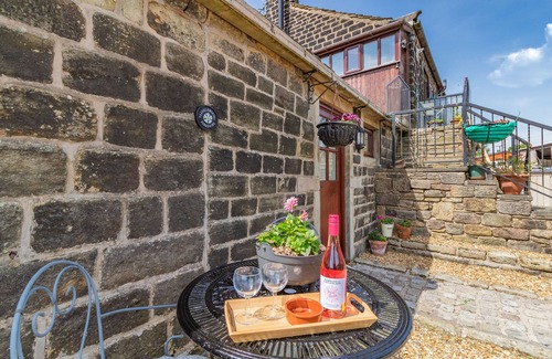 Diggle Cottage | JENNY'S COTTAGE, character holiday cottage, with open fire in Diggle