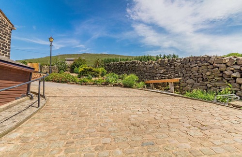 Diggle Cottage | JENNY'S COTTAGE, character holiday cottage, with open fire in Diggle