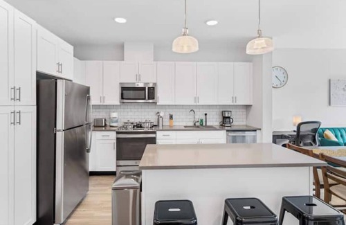 West Side Apartment | Jersey City's Best: Deluxe Condo 15 Minutes to NYC