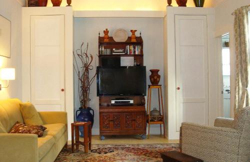 Beach Institute House | Jingle Bells Square Cottage-Historic District-Bright- Fireplace