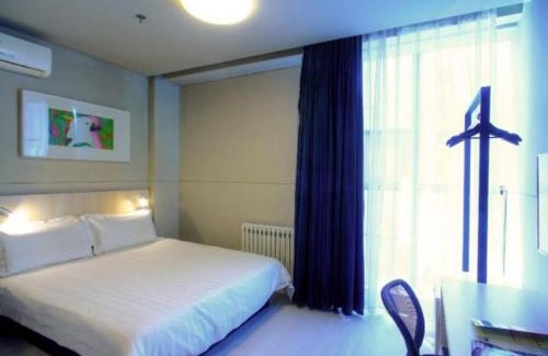 Longcheng District Hotel | Jinjiang Inn Liaoning Chaoyang Railway Station