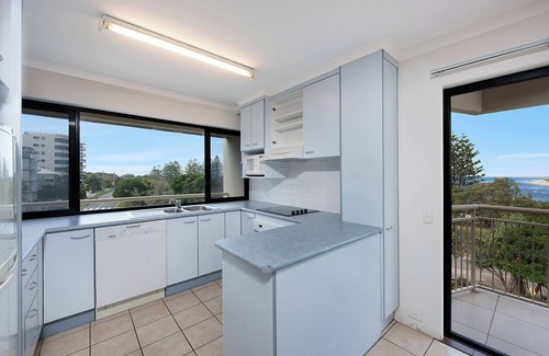 Moreton Bay Region Apartment | Joanne Apartments -2 bedroom apartment with stunning views of the ocean.