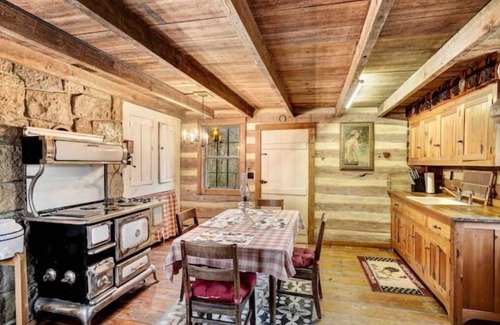 Bentonville Cabin | John Pope Cabin A beautifully 1865 renovated authentic log cabin
