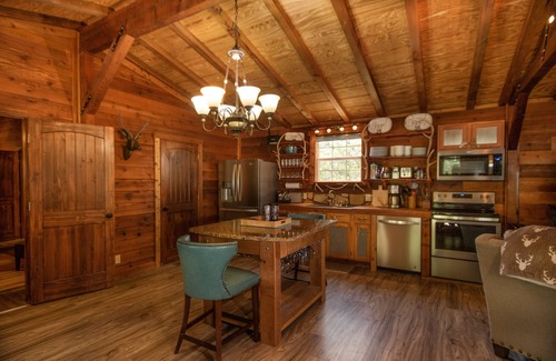 Ingram House | JOHNSON CREEK - YOUR HILL COUNTRY GETAWAY! Fishing/kayacking/hot tub/fire pit.