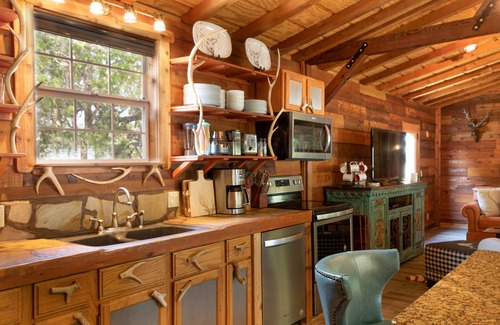 Ingram House | JOHNSON CREEK - YOUR HILL COUNTRY GETAWAY! Fishing/kayacking/hot tub/fire pit.