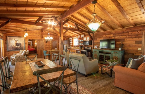 Ingram House | JOHNSON CREEK - YOUR HILL COUNTRY GETAWAY! Fishing/kayacking/hot tub/fire pit.