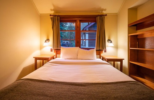 Johnston Canyon Resort | Johnston Canyon Lodge and Bungalows