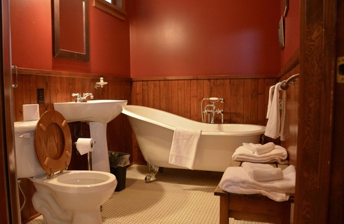 Johnston Canyon Resort | Johnston Canyon Lodge and Bungalows