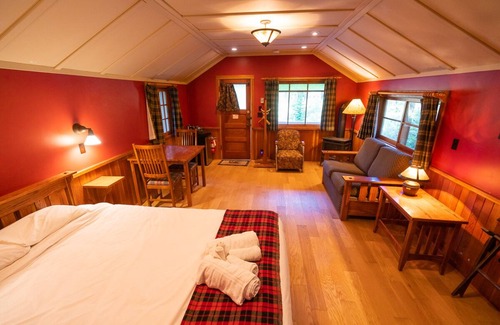 Johnston Canyon Resort | Johnston Canyon Lodge and Bungalows