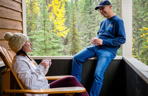 Johnston Canyon Resort | Johnston Canyon Lodge and Bungalows