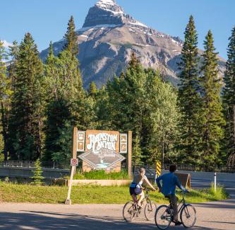 Johnston Canyon Ski Chalet | Johnston Canyon Lodge & Bungalows