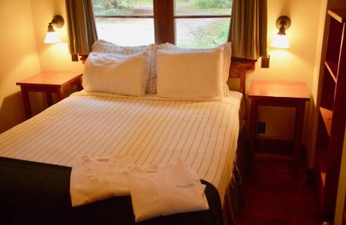 Johnston Canyon Ski Chalet | Johnston Canyon Lodge & Bungalows