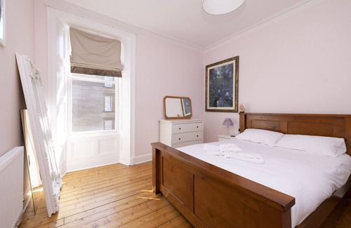 Morningside Apartment | JOIVY Gorgeous 1-bed flat with a shared garden