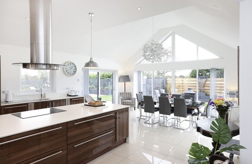 Kinross House | JOIVY Luxurious & Spacious 3BR House with a Hot Tub