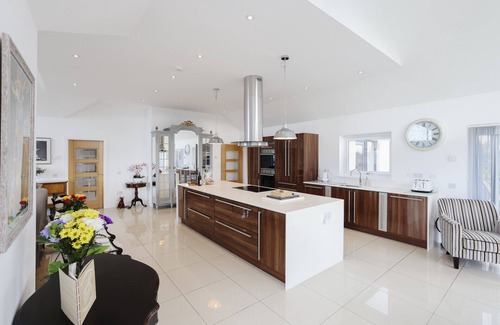 Kinross House | JOIVY Luxurious & Spacious 3BR House with a Hot Tub