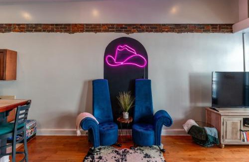 Downtown Knoxville Apartment | Jolene's Hideout - Noise Notice Wed-Sun