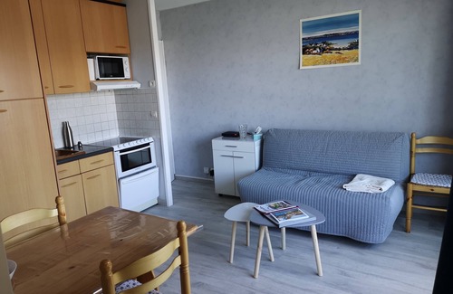 Courseulles-sur-Mer Condo | Joli Appartement Avec Chambre Séparée et Grande Loggia à 200m de la Plage