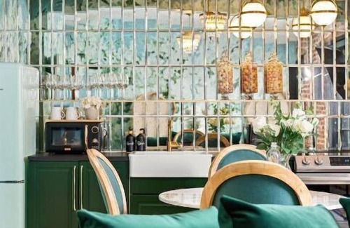 Golden Triangle Apartment | Joon Art Suite 201