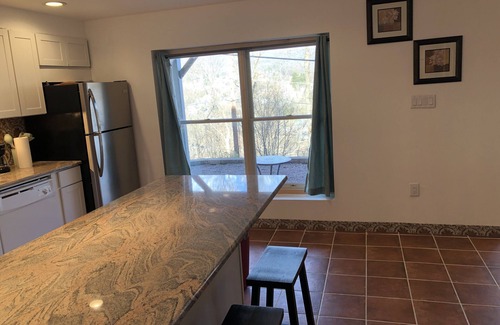 Jim Thorpe Apartment | Josephine's Apartment at Packer Hill Avenue-DOWNTOWN Jim Thorpe