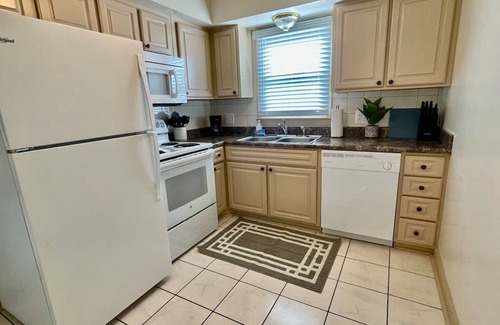 Joslyn Castle Apartment | Joslyn 5-One Bdrm walk to UNMC