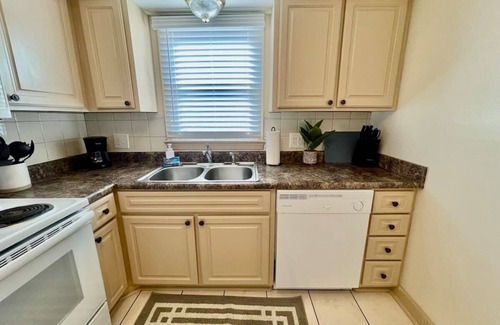 Joslyn Castle Apartment | Joslyn 5-One Bdrm walk to UNMC