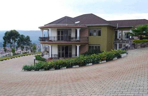 Kabale Villa | Jowillis Hotel Accommodation, Bar, garden and tourism agency