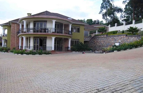 Kabale Villa | Jowillis Hotel Accommodation, Bar, garden and tourism agency