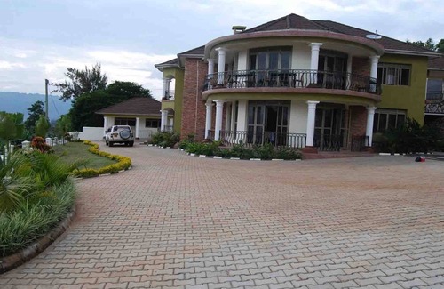 Kabale Villa | Jowillis Hotel Accommodation, Bar, garden and tourism agency