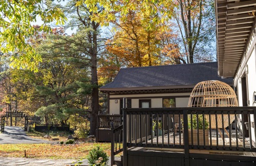 Oak Hill House | Joy Cottage - 3 Bedroom/3 Bath - Waterfront Property on Buddhist Temple Grounds