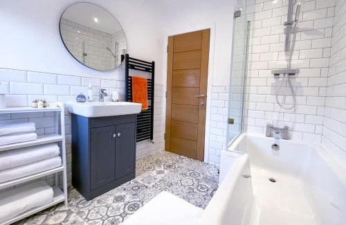 Darlington Apartment | Juliet Beautiful 1 bedroom, central, modern space.