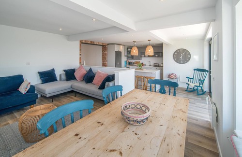 Seaview Apartment | Jumble Cottage, luxury 4 Bed, Seaside Village home