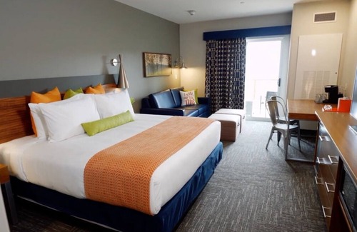 Circleville Hotel | Junior King Ste at The Kartrite Resort and Indoor Waterpark