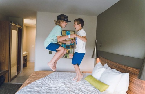 Circleville Resort | Junior King Suite with Patio at The Kartrite Resort and Indoor Waterpark!