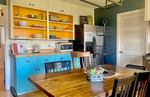 Johnston Terrace House | Juniper House | Group Getaways | Airport and E.ATX