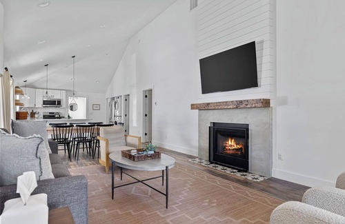 Union Pier House | Juniper Presents: A Classy Cottage w/Hot Tub, Deck, Fire Pit, near Beach