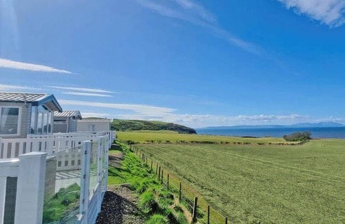 Ayr Ski Chalet | Jura Lodge with Hot Tub