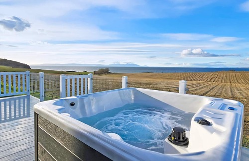 Ayr Ski Chalet | Jura Lodge with Hot Tub