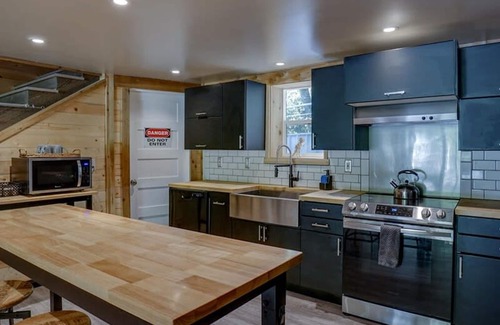 Washougal House | Jurassic Themed Adventure 4BR Home With Hot Tub