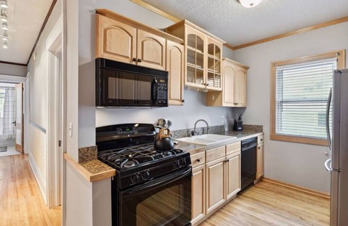 Linden Hills House | Just A Short Stroll to Lake Harriet & Restaurants!