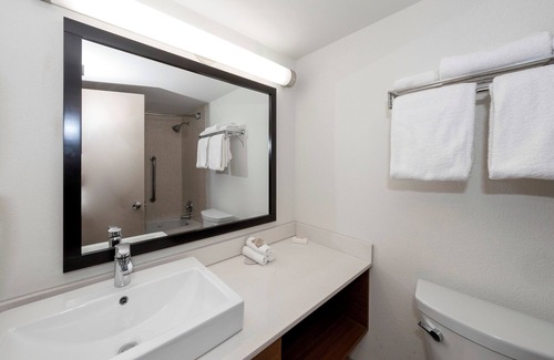 Carteret Hotel | Just Minutes From Carteret Waterfront Park! Onsite Bar, Complimentary Parking