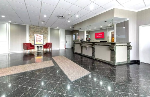 Carteret Hotel | Just Minutes From Carteret Waterfront Park! Onsite Bar, Complimentary Parking