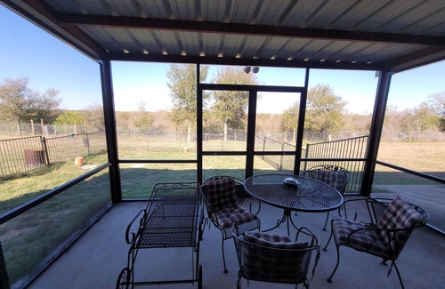 Del Valle Apartment | Just outside Austin. Near COTA, Tesla, Airport. MotoGP. Solar Eclipse 2024