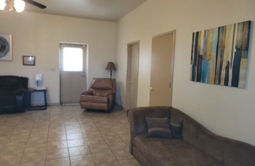 Del Valle Apartment | Just outside Austin. Near COTA, Tesla, Airport. MotoGP. Solar Eclipse 2024