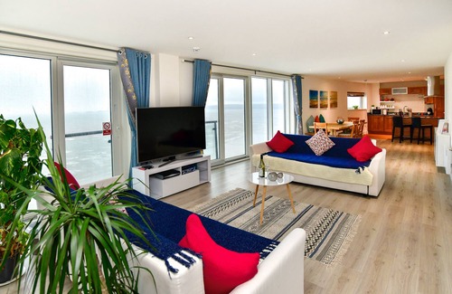 Castle Apartment | Just Stay Wales – Meridian Quay Penthouses