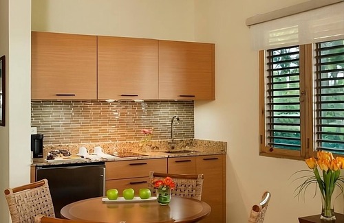 Carenero Apartment | Just What You Were Looking For! 2 Relaxing Units, Free Parking, Onsite Pools